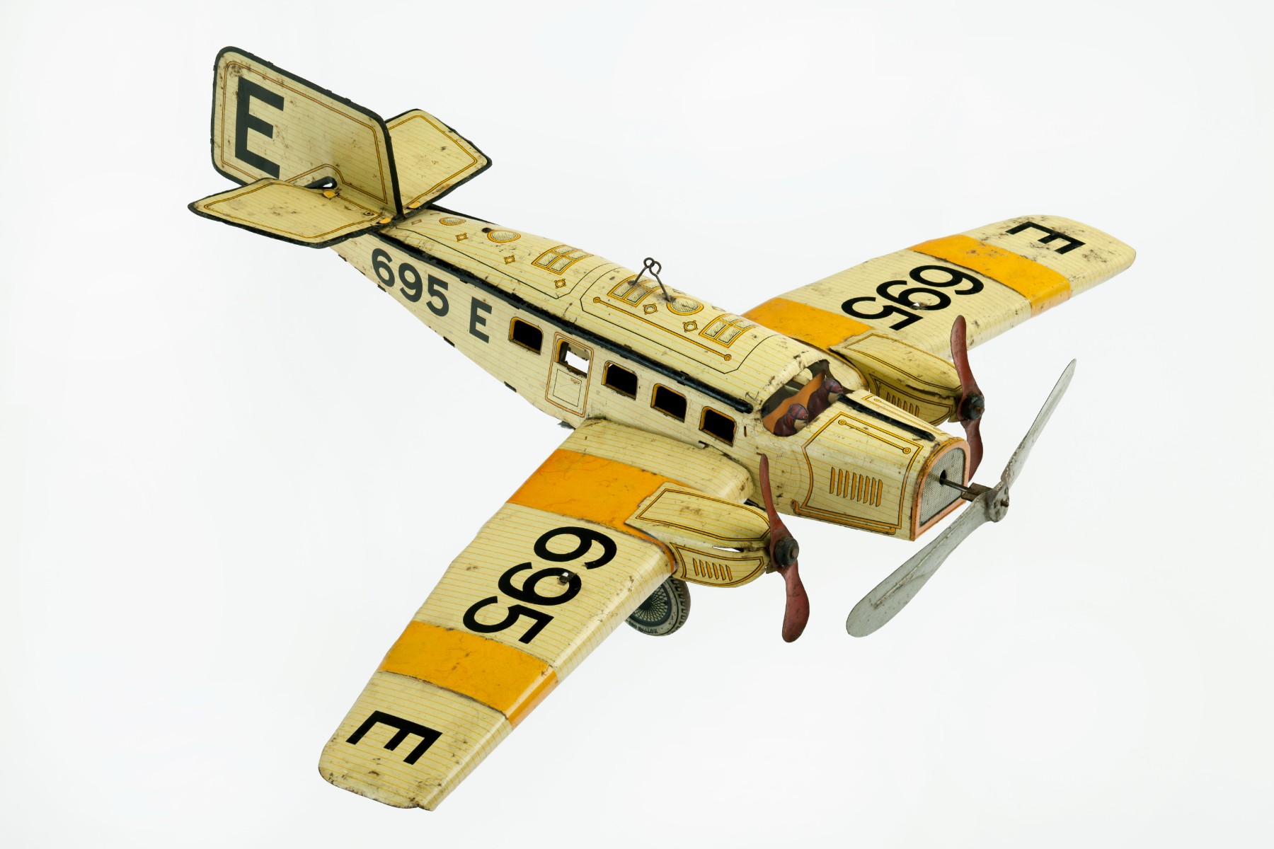 695 E