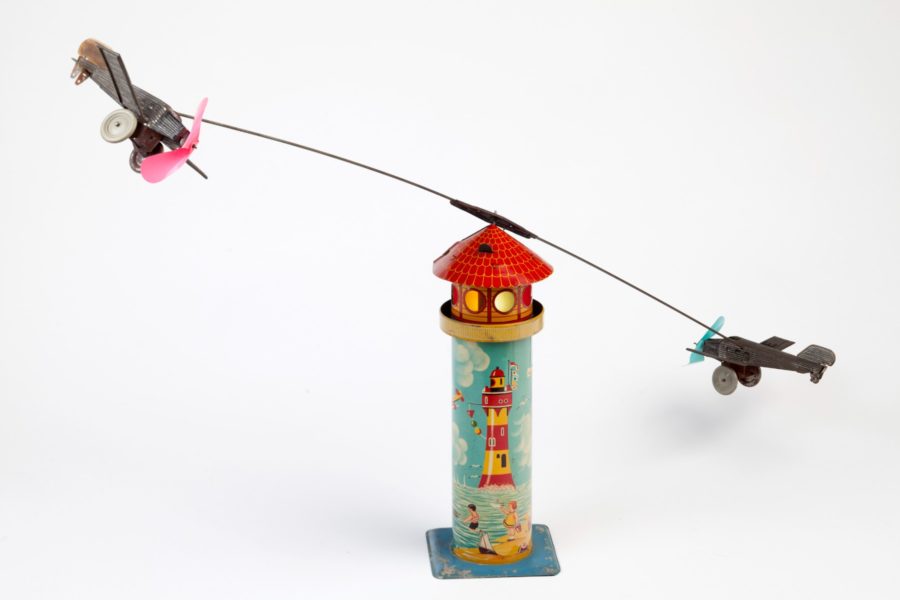 Phare et deux avions