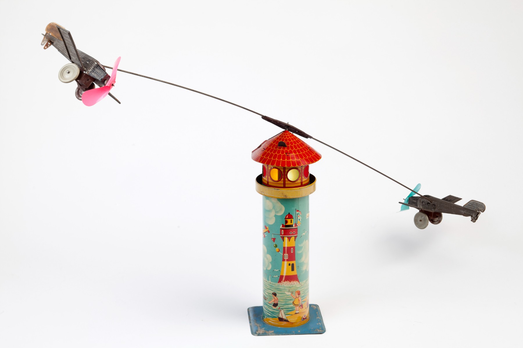 Phare et deux avions