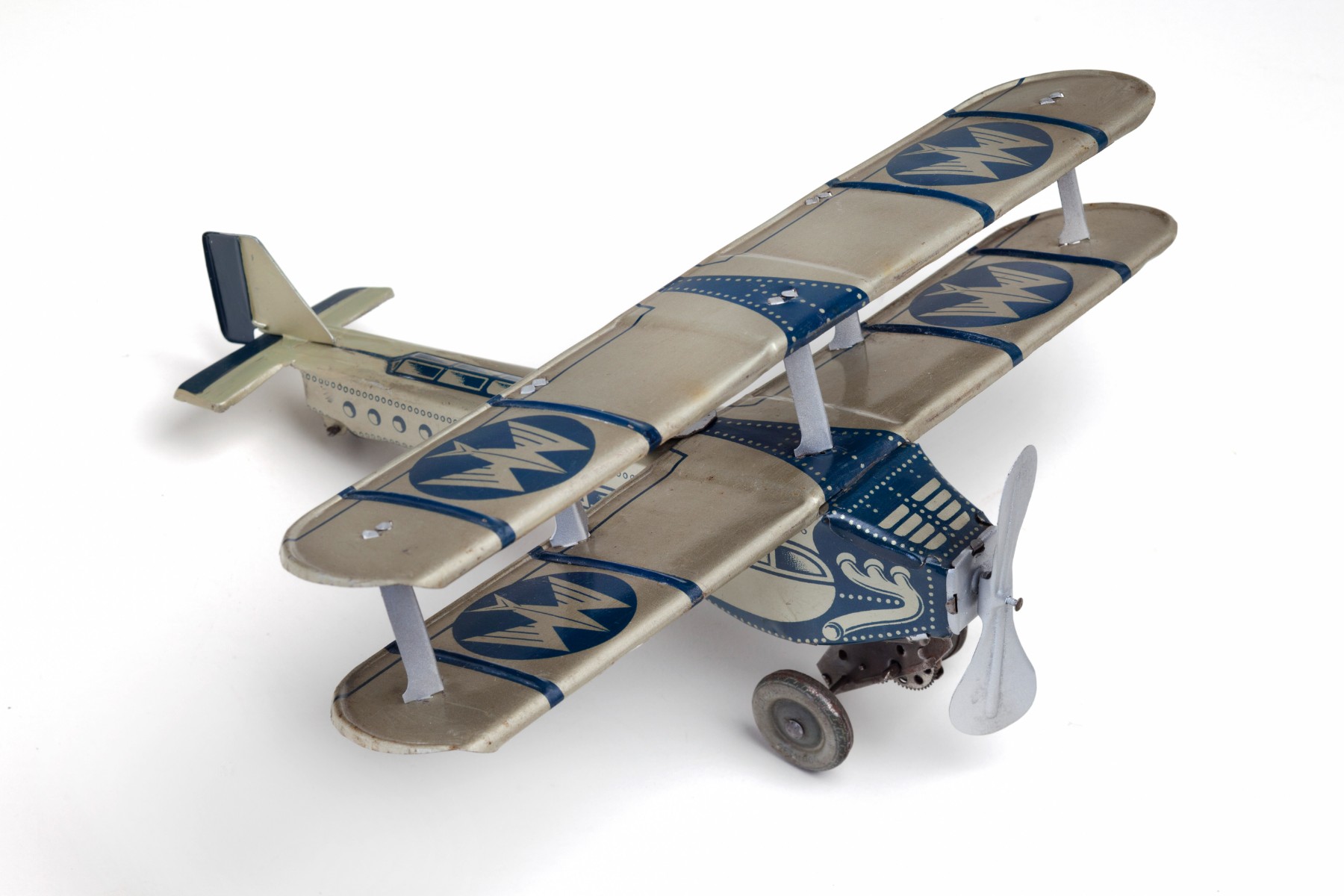 Biplane cantilever with birds
