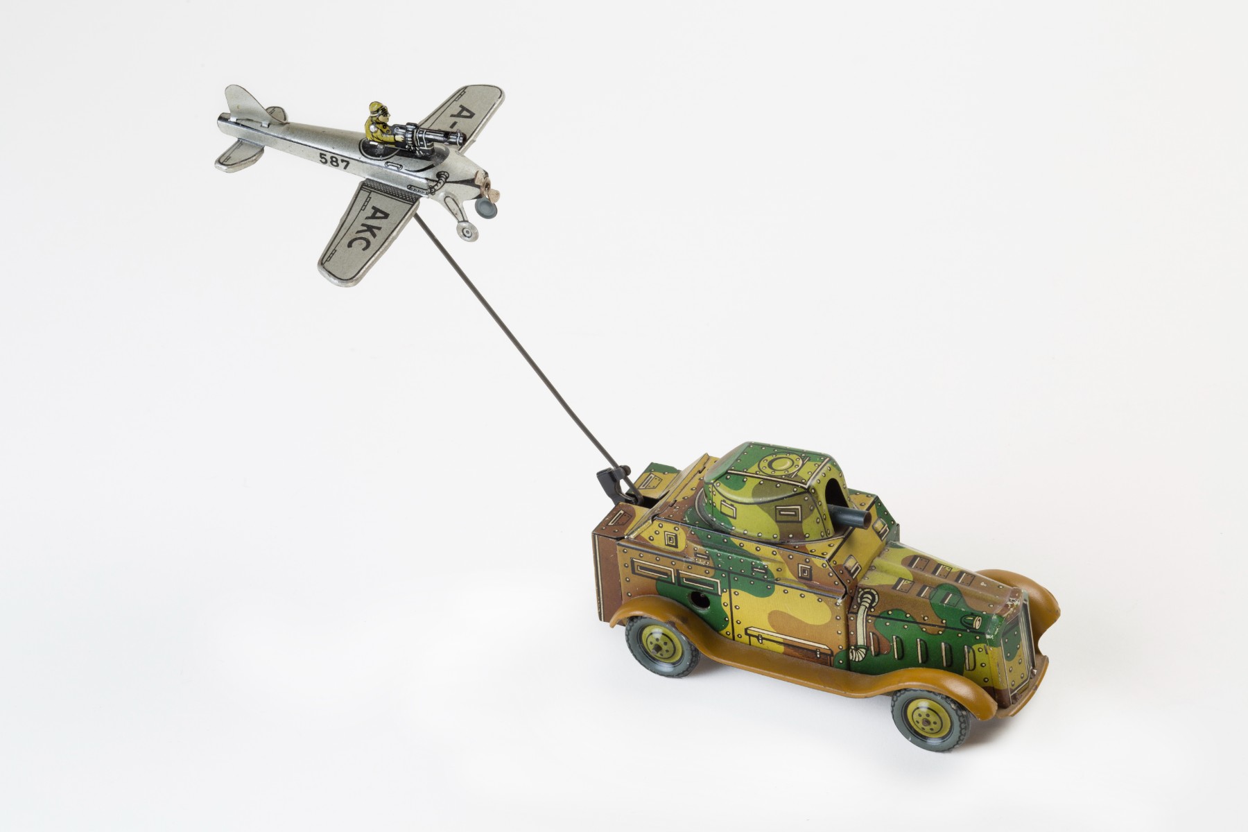 Auto-mitrailleuse poursuivi par un chasseur