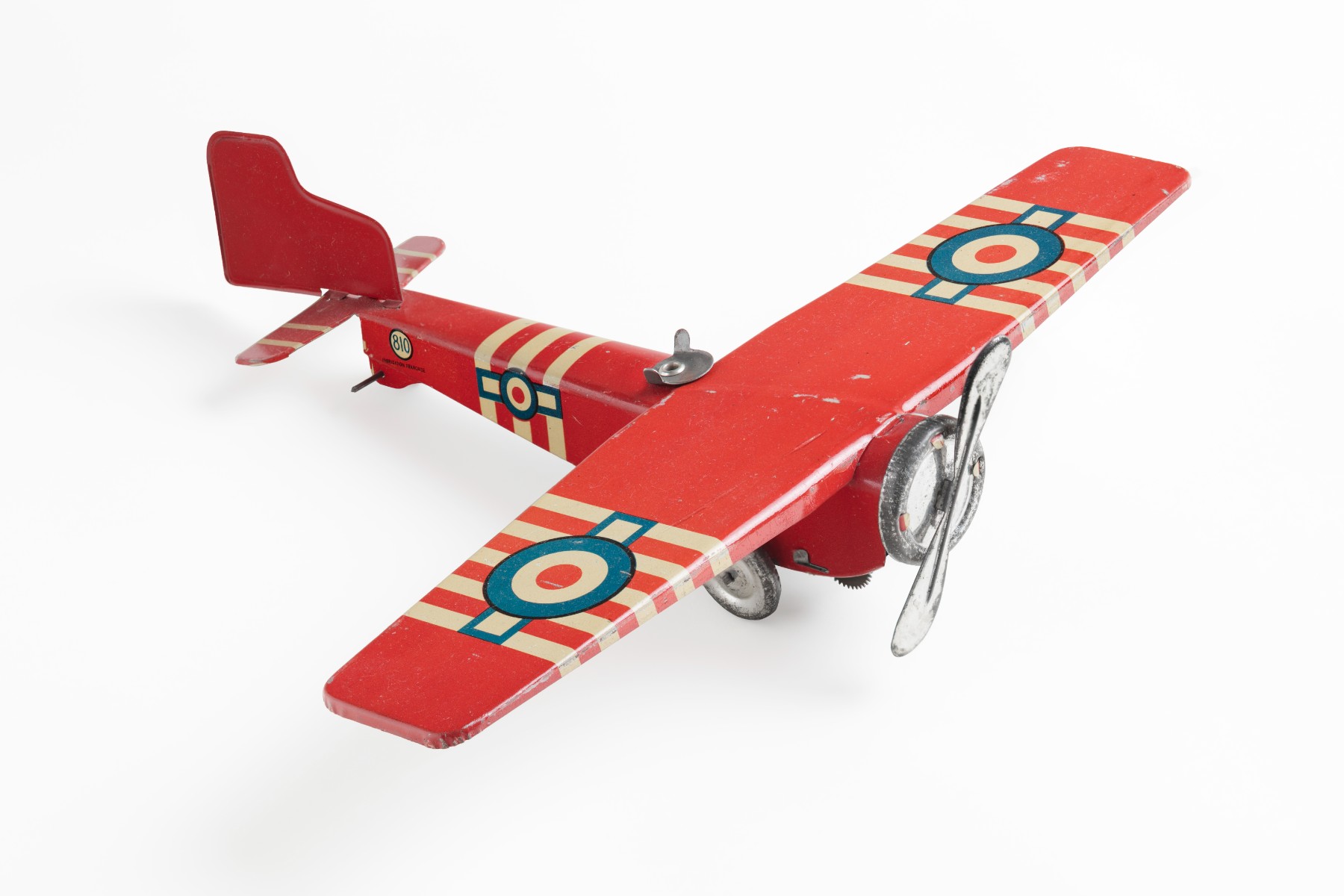Avion aux bandes blanches