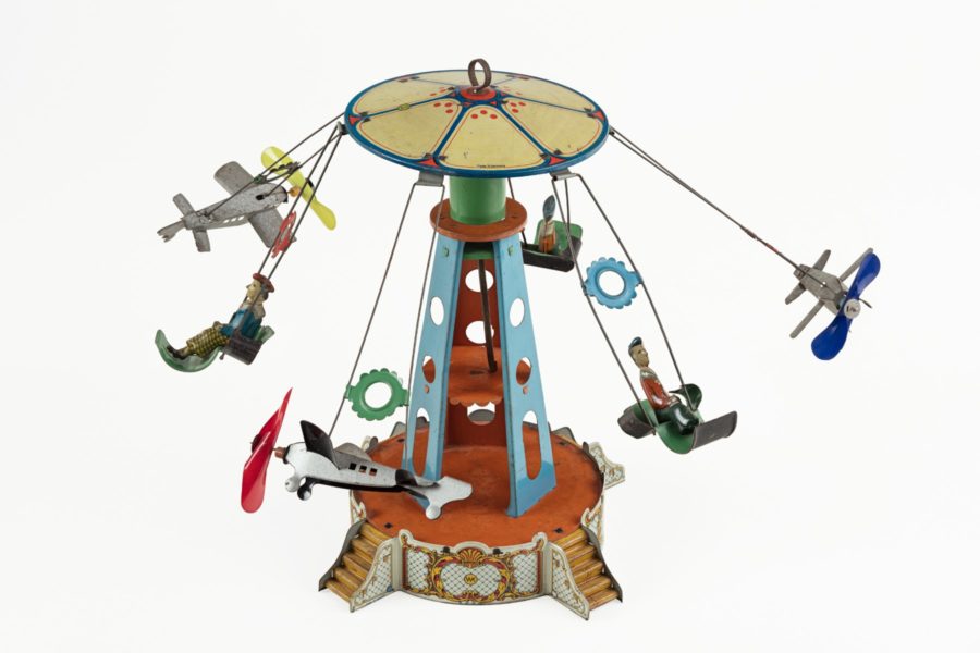 Carrusel con aviones y niños