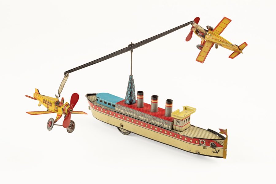 Bateau avec 2 avions, 237,230