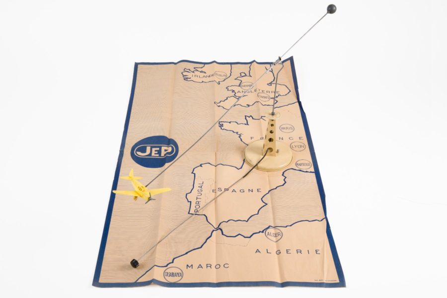 Avion télé-guidé sur pylone