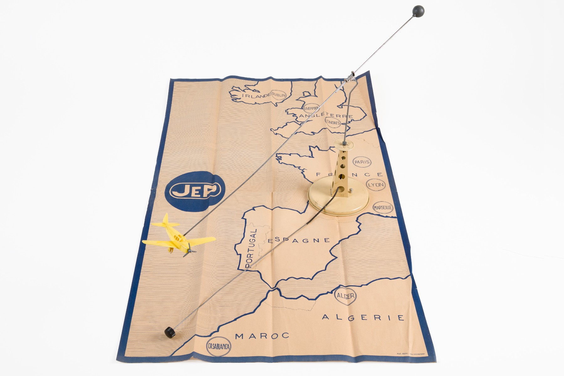 Avion télé-guidé sur pylone