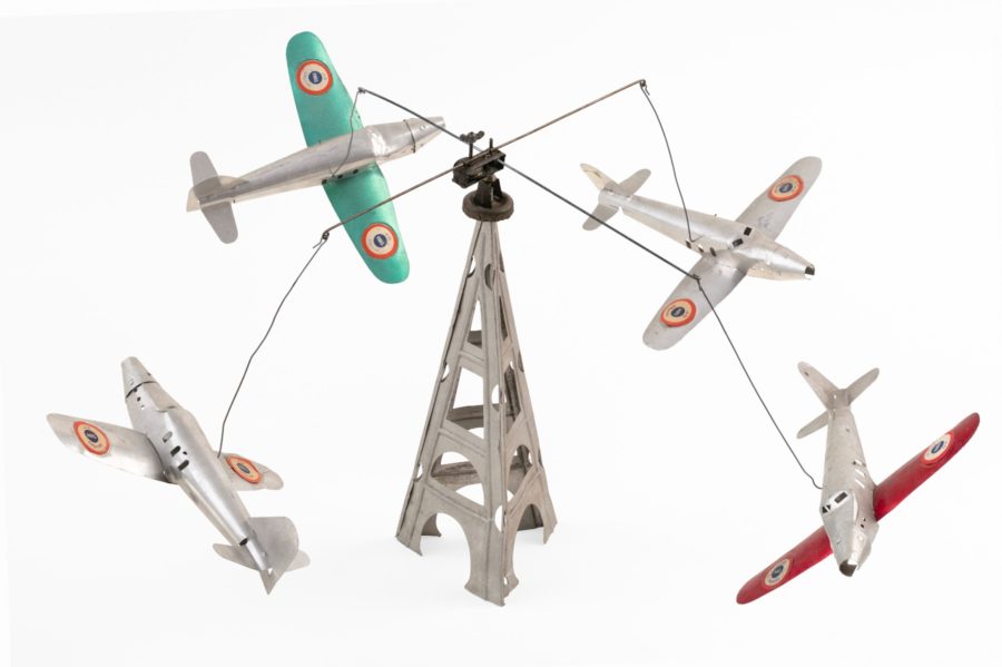 Tour et quatre avions