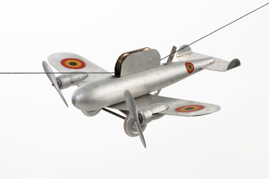 Bombardier bimoteur sur fil
