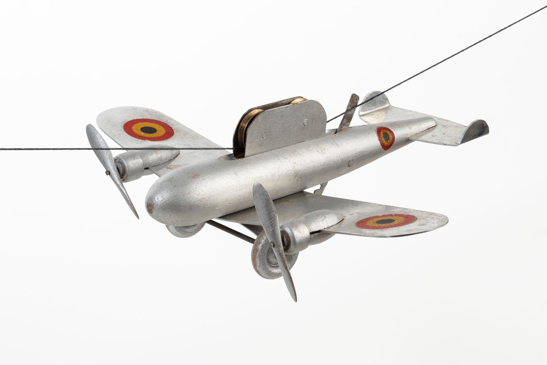 Bombardier bimoteur sur fil