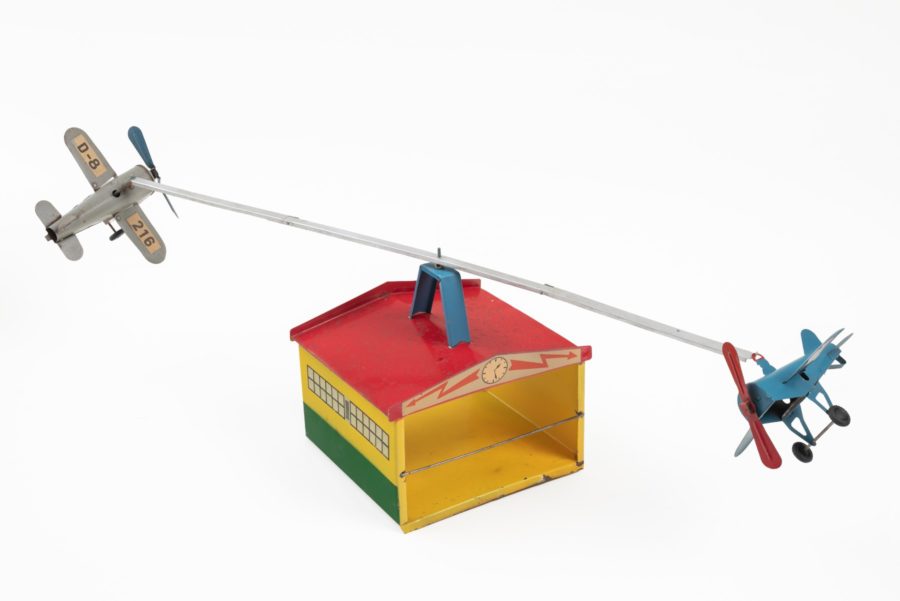 Avions survolant un hangar