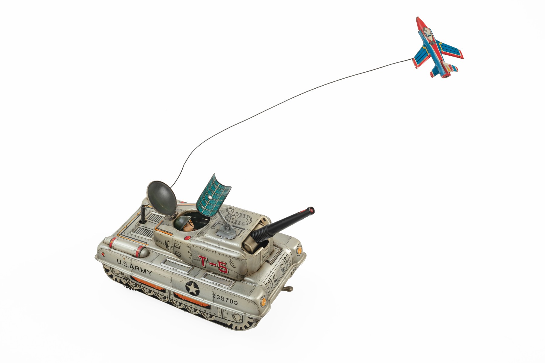 Tanque del U.S.ARMY sobrevolado por un jet