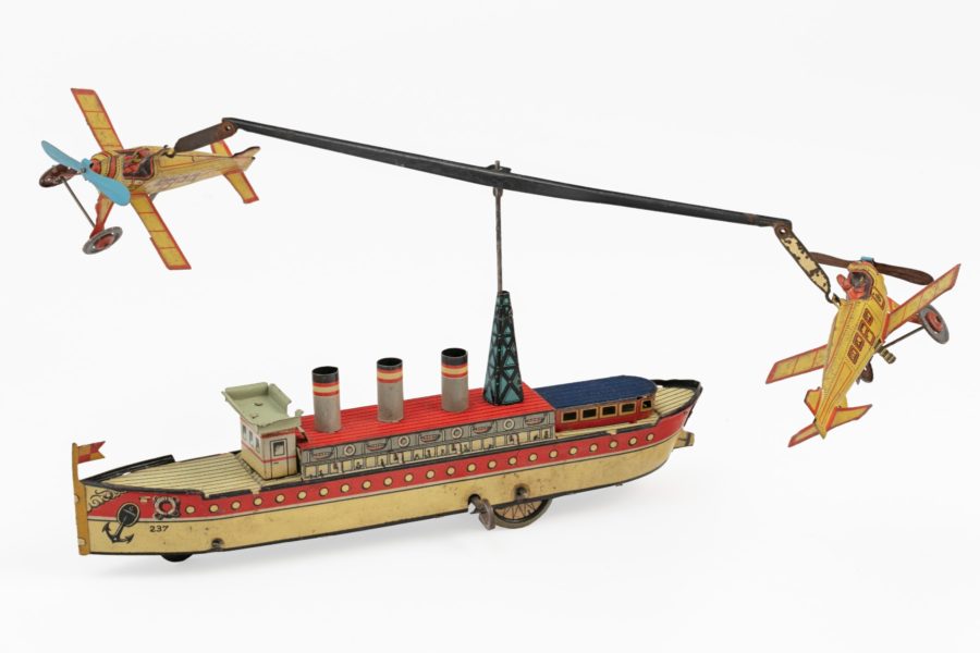 Bateau avec 2 avions, 237,230