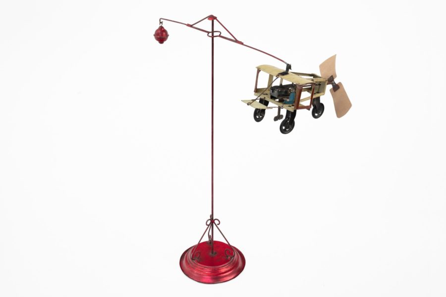 Avion type Farman autour d’un mât