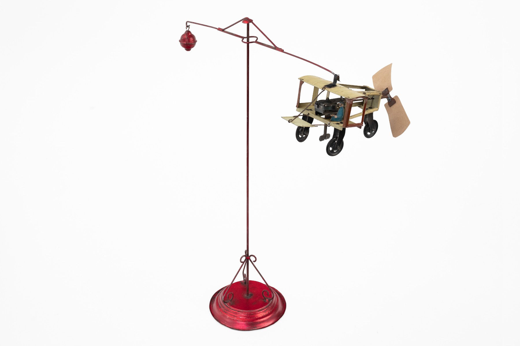 Avion type Farman autour d’un mât