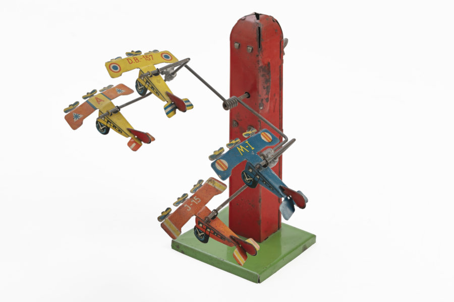 Tour et 4 avions looping