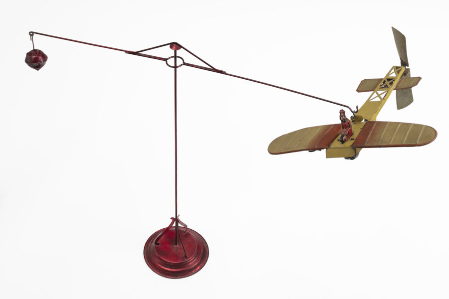 Monoplan au pilote militaire