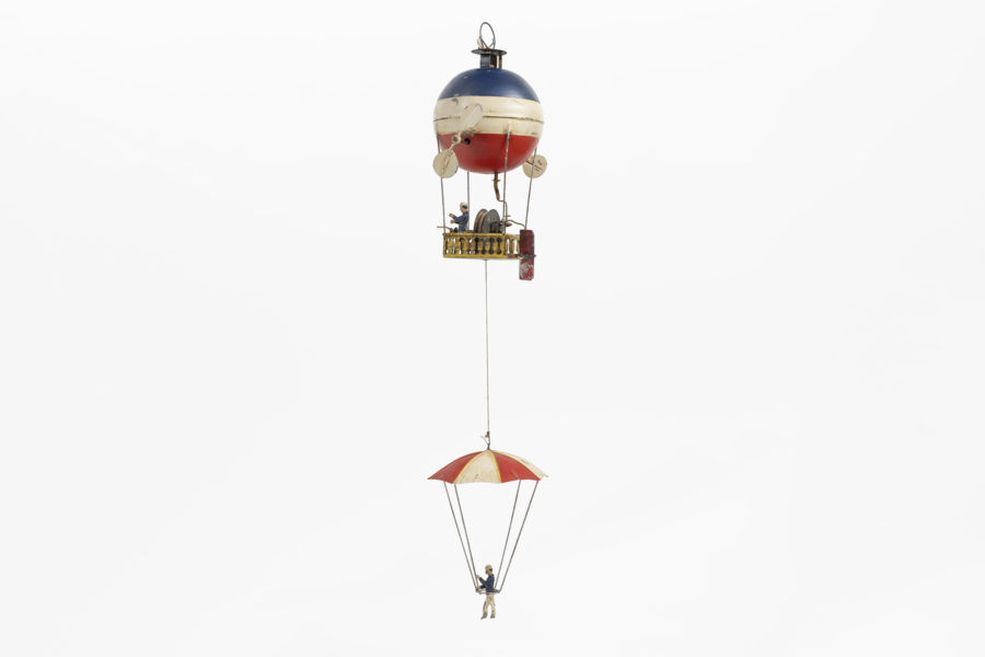 Ballon et parachutiste